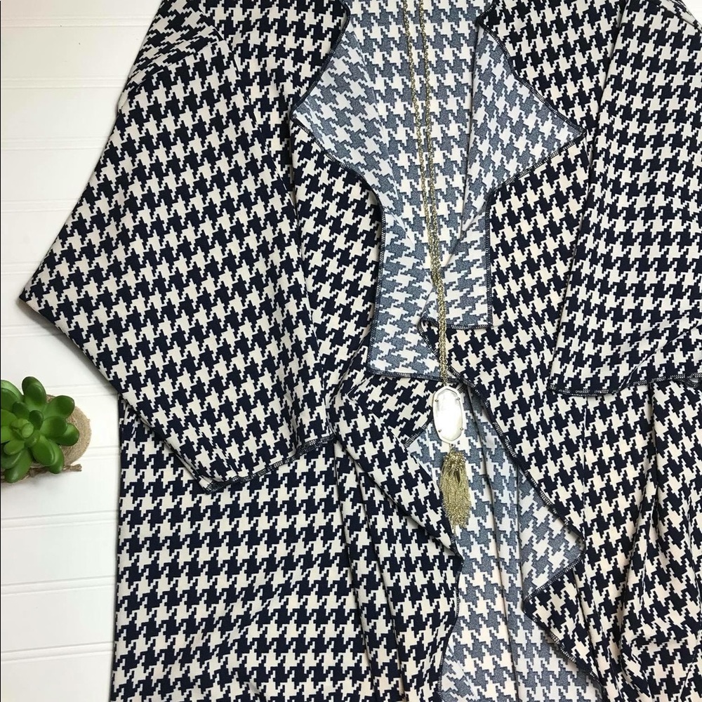 {LuLaRoe} HoundsTooth Medium Shirley